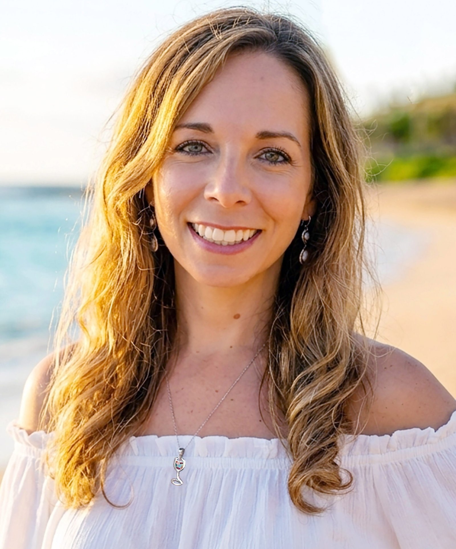 Retrato de Brenda Berríos O. sonriendo al aire libre, autora del libro Ya es hora de tomar el timón de tu vida y fundadora de Mujeres Explorando.