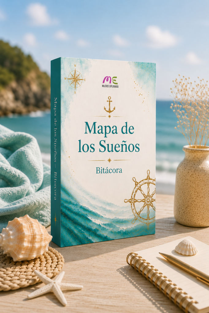 Portada de la Bitácora Mapa de los Sueños de Mujeres Explorando sobre una mesa frente al mar, diseñada para ayudarte a visualizar tus metas y crear un plan de acción.